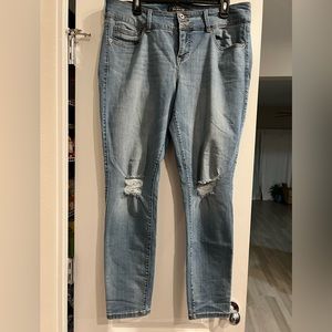 Torrid size 16r destructed at the knees jegging
